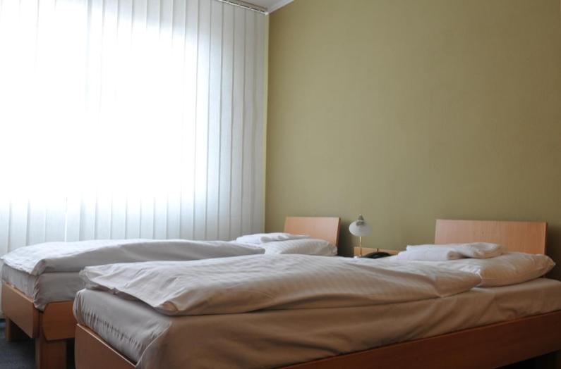 غرفة كلاسيكية ثلاثية, Luna