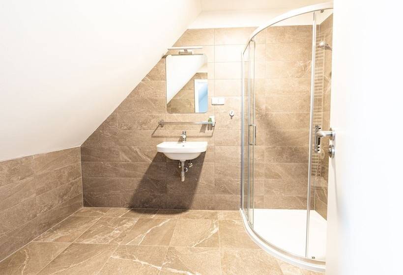 חדר קומפורט, Petrovy Kameny