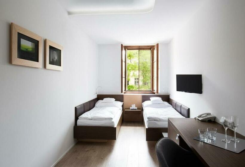 غرفة قياسية, 100