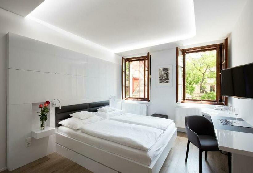 غرفة ديلوكس, 100