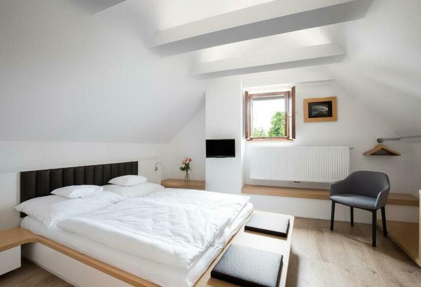 غرفة قياسية مطلّة علي الحديقة, 100