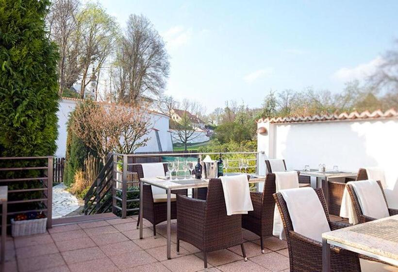 غرفة ديلوكس, 100