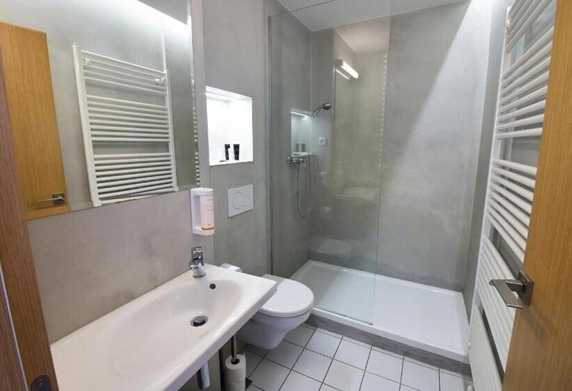 غرفة ديلوكس, 100