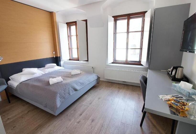 غرفة ديلوكس, 100