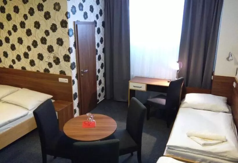 スタンダード4人部屋, Arkada