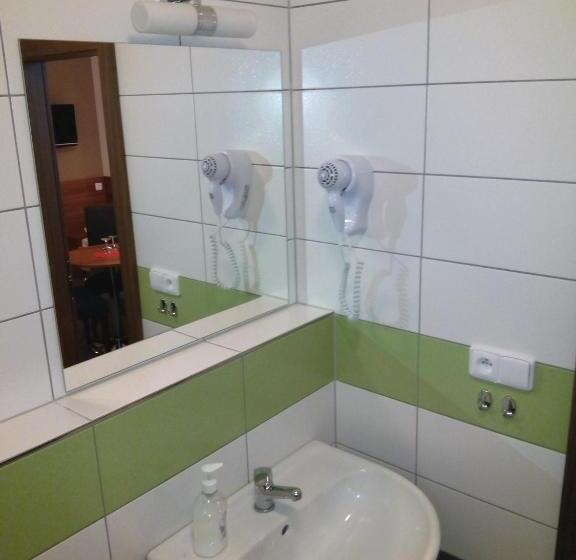 غرفة قياسية رباعية, Arkada