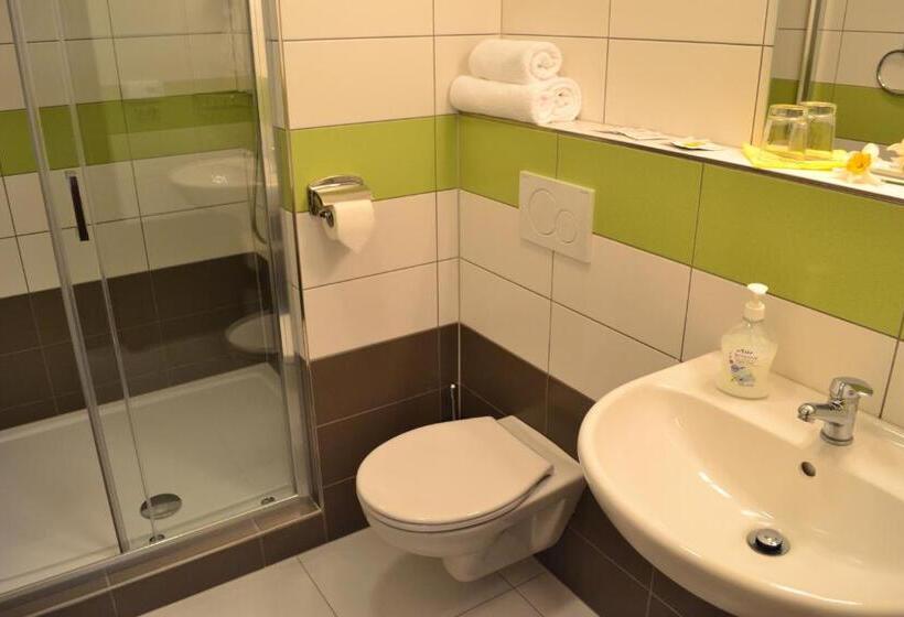 غرفة قياسية رباعية, Arkada