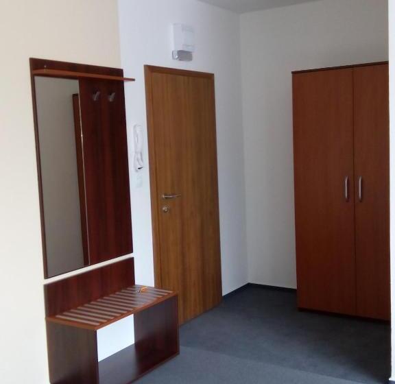 غرفة قياسية ثلاثية, Arkada