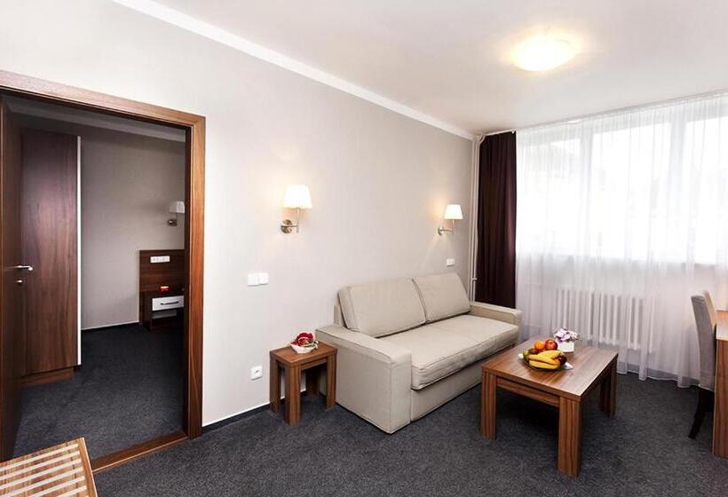 جناح ديلوكس, Arkada