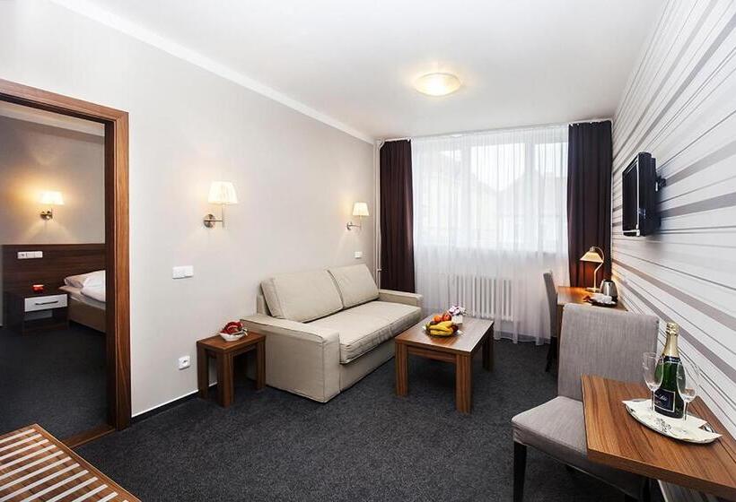 جناح ديلوكس, Arkada