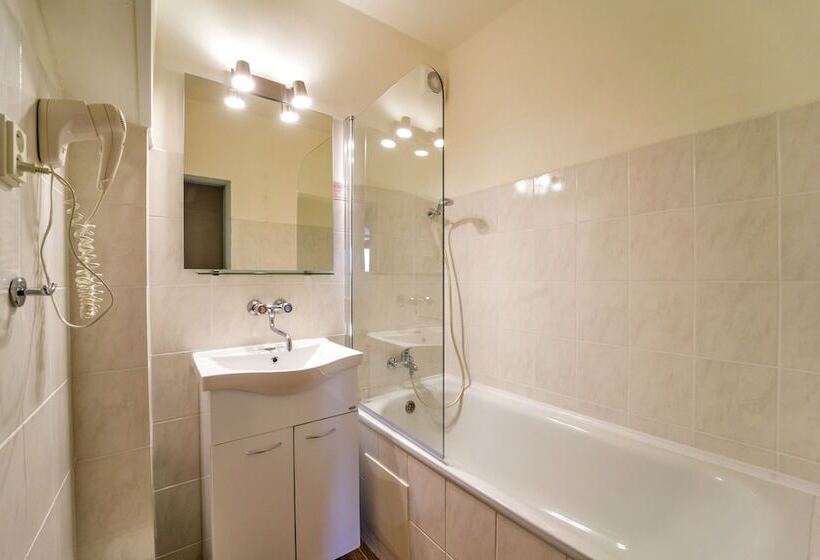 Номер Стандарт Трехместный, Charles Central