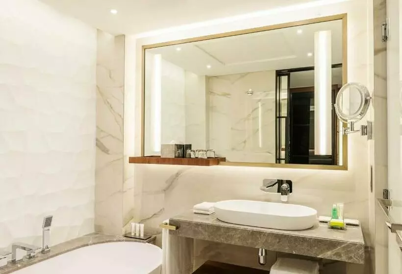 اتاق لوکس با چشم‌انداز باغ, Le Méridien Dubai Hotel & Conference Centre