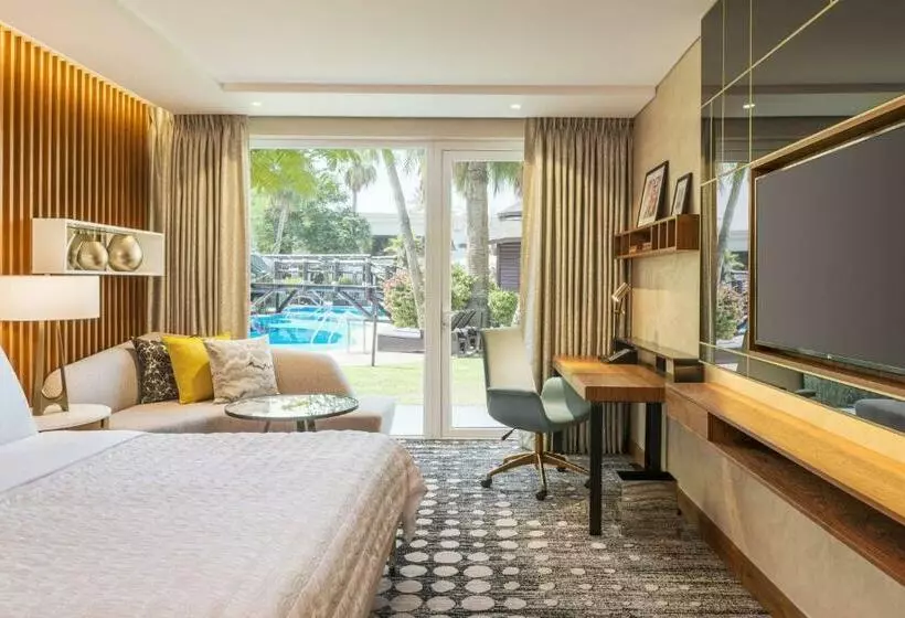 اتاق سوپریور با چشم‌انداز استخر, Le Méridien Dubai Hotel & Conference Centre