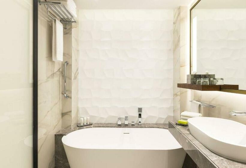 اتاق سوپریور با چشمانداز استخر, Le Méridien Dubai Hotel & Conference Centre