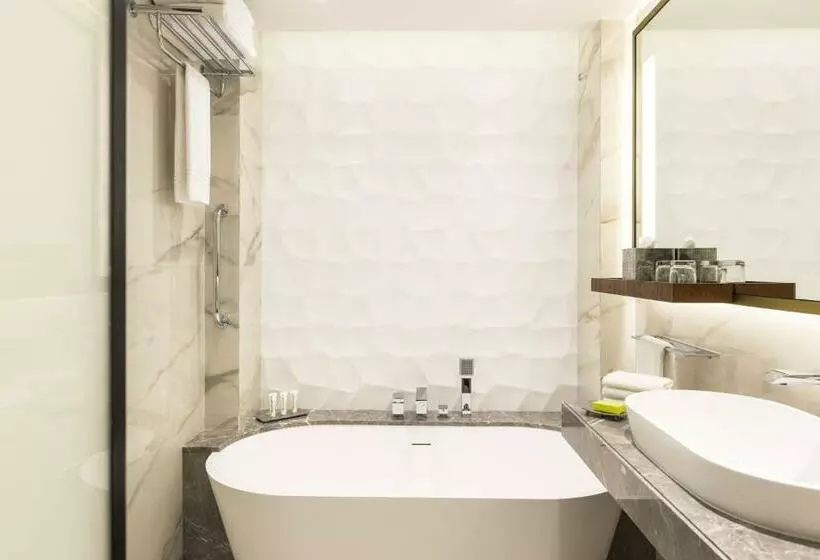 اتاق سوپریور با چشم‌انداز استخر, Le Méridien Dubai Hotel & Conference Centre