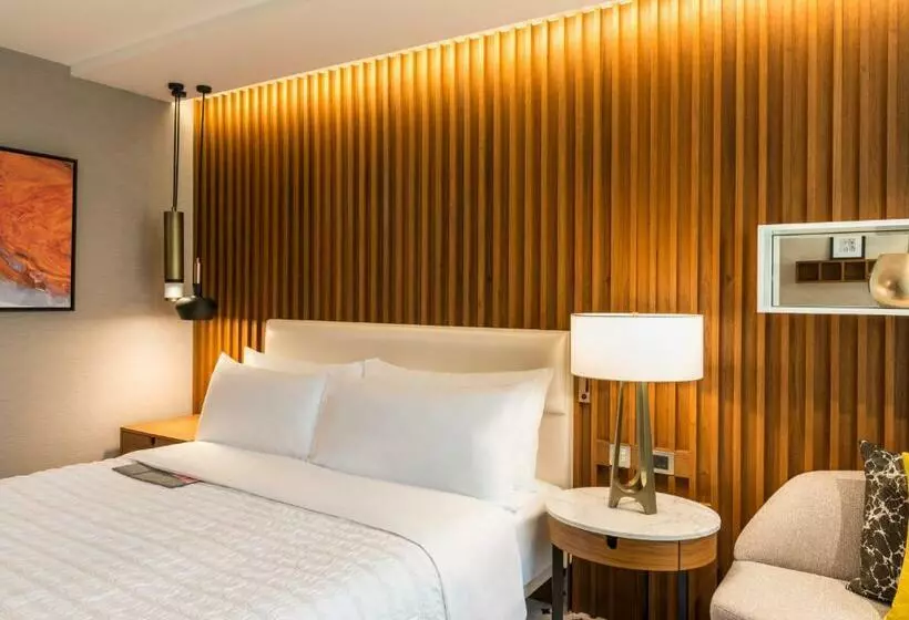 اتاق سوپریور با چشم‌انداز استخر, Le Méridien Dubai Hotel & Conference Centre
