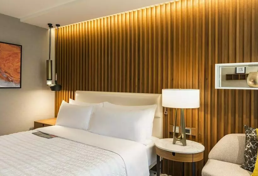 اتاق سوپریور با چشم‌انداز استخر, Le Méridien Dubai Hotel & Conference Centre