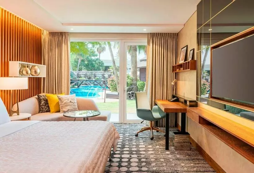 اتاق سوپریور با چشم‌انداز استخر, Le Méridien Dubai Hotel & Conference Centre