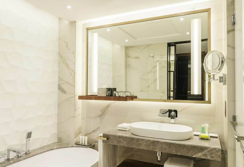 اتاق سوپریور با چشمانداز استخر, Le Méridien Dubai Hotel & Conference Centre