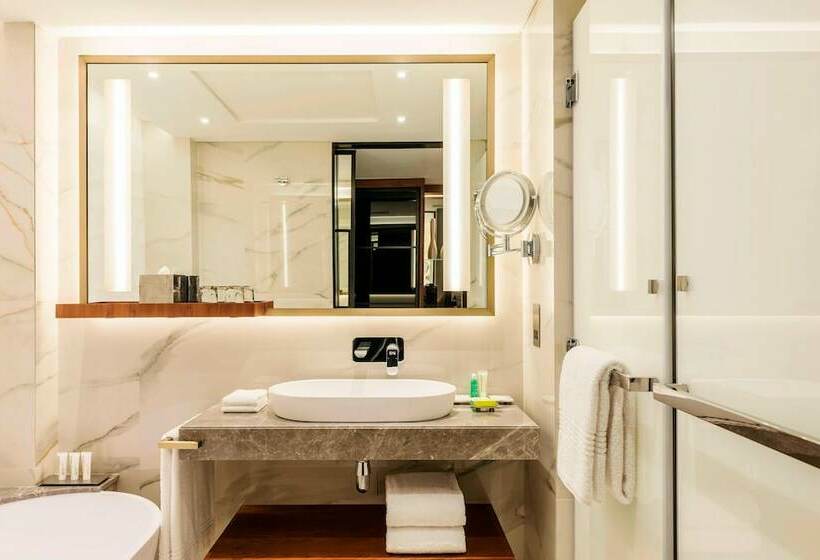 اتاق سوپریور با چشمانداز استخر, Le Méridien Dubai Hotel & Conference Centre