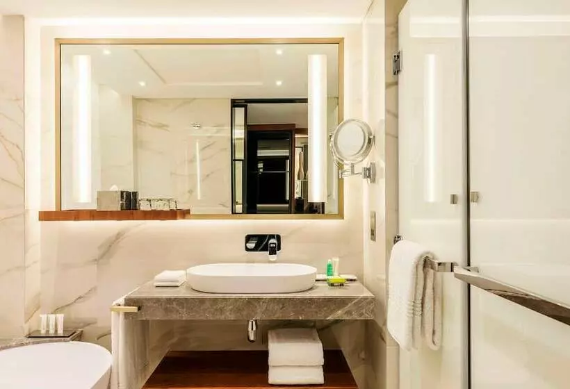 اتاق سوپریور با چشم‌انداز استخر, Le Méridien Dubai Hotel & Conference Centre