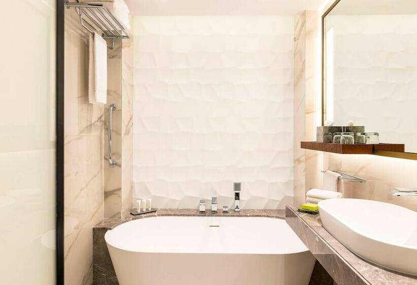 اتاق سوپریور با چشمانداز استخر, Le Méridien Dubai Hotel & Conference Centre