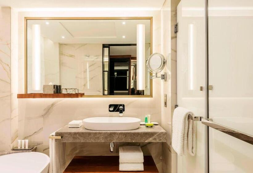 Клубный номер с видом на сад, Le Méridien Dubai Hotel & Conference Centre