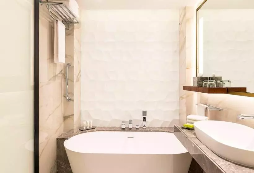 اتاق سوپریور با چشم‌انداز استخر, Le Méridien Dubai Hotel & Conference Centre