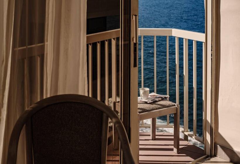 اتاق اساندارد با چشم‌انداز جانبی به دریا, The Diplomat