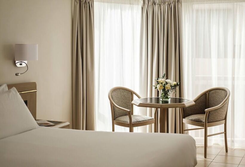 اتاق اساندارد با چشم‌انداز جانبی به دریا, The Diplomat