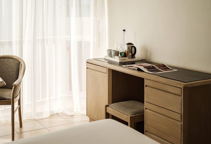 اتاق اساندارد با چشم‌انداز جانبی به دریا, The Diplomat