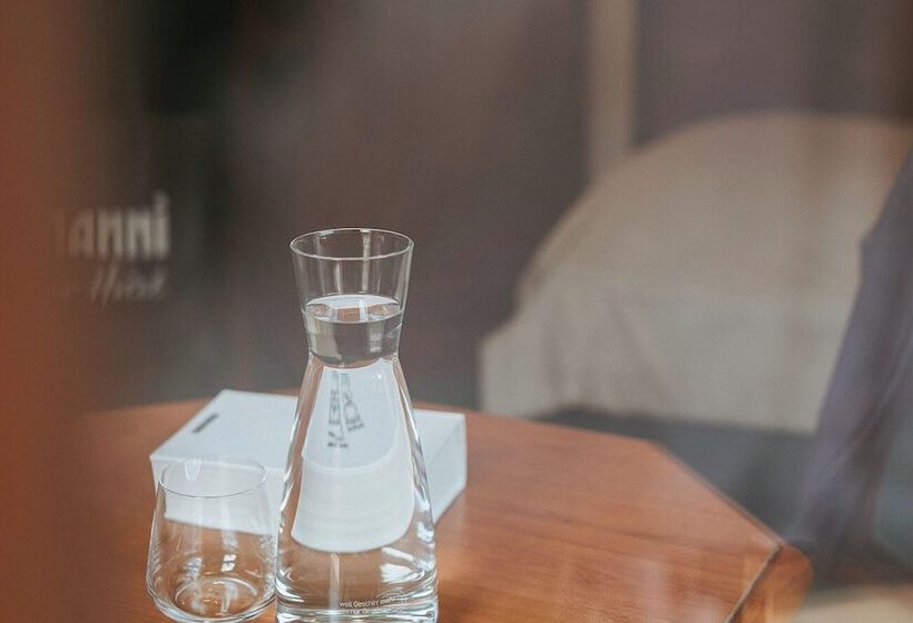 스탠다드 싱글 룸, Manni Das