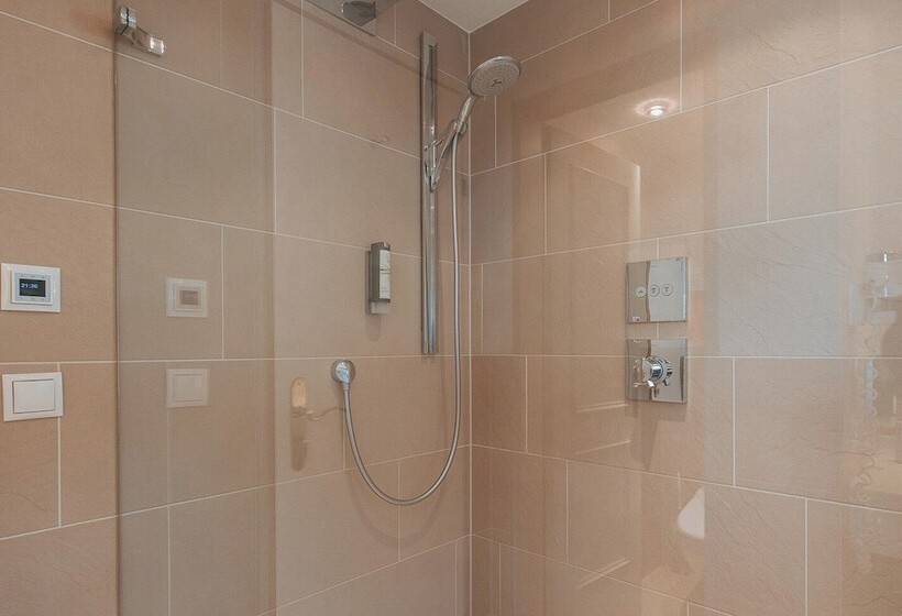 디럭스 스튜디오, Manni Das