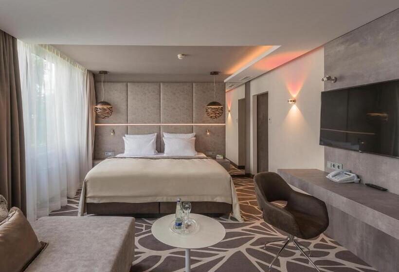 جناح, Holiday Inn Munich Unterhaching, An Ihg