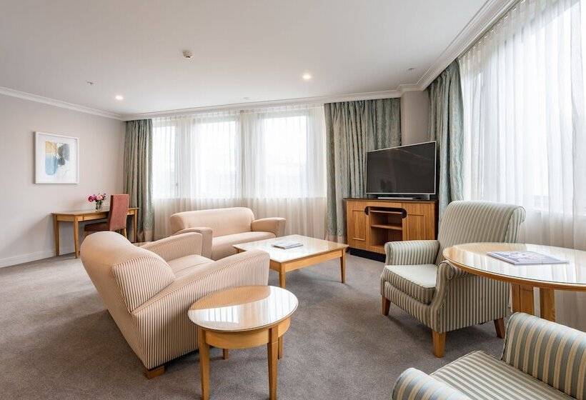 جناح كلاسيكي, Distinction Christchurch