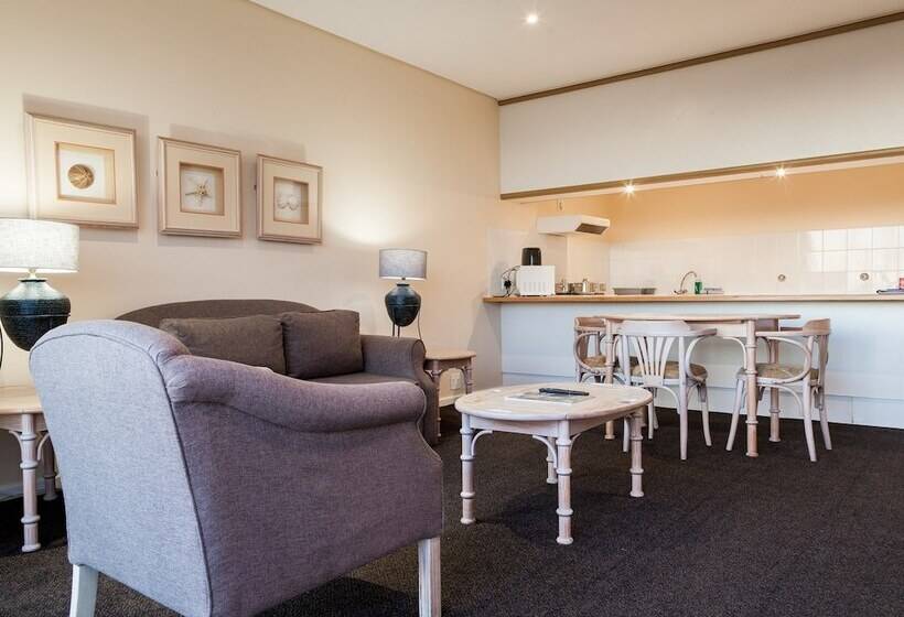 בקתה, Dolphin Beach