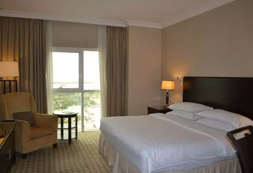 اتاق کلاسیک با چشم‌انداز دریا, Sheraton Khalidiya