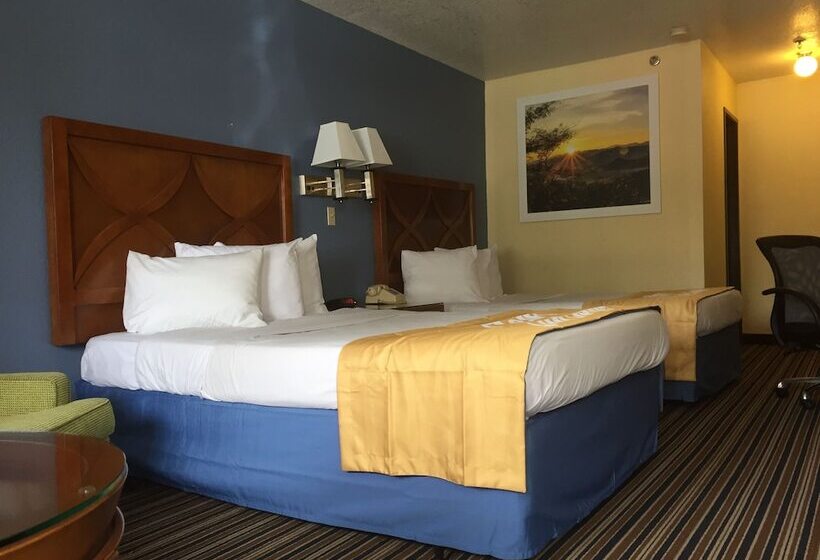带2个双人床的标准工作室, Days Inn By Wyndham Espanola