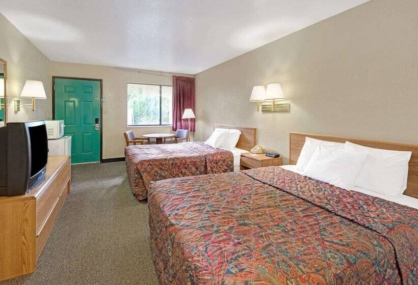 带2个双人床的标准工作室, Days Inn By Wyndham Espanola