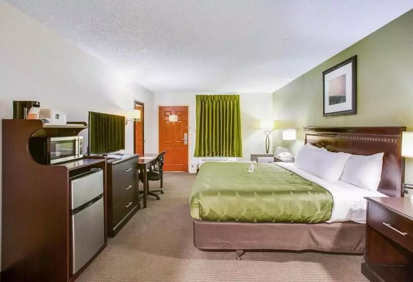 身障者適用キングサイズベッドルーム, Quality Inn Oak Grove Fort Campbell