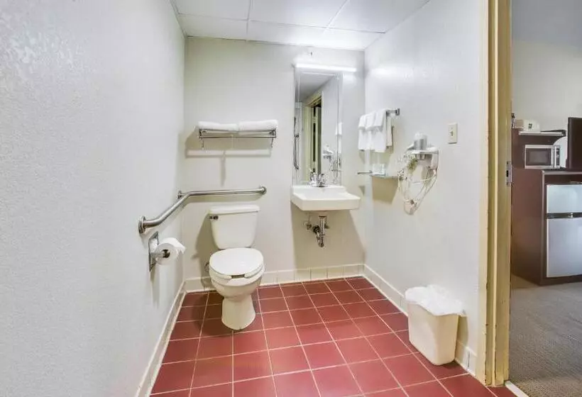 身障者適用キングサイズベッドルーム, Quality Inn Oak Grove Fort Campbell