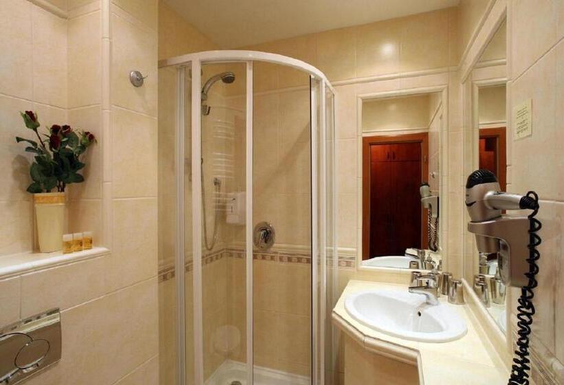 标准三人间, Roudna