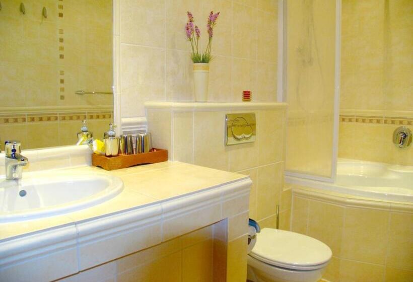 标准三人间, Roudna