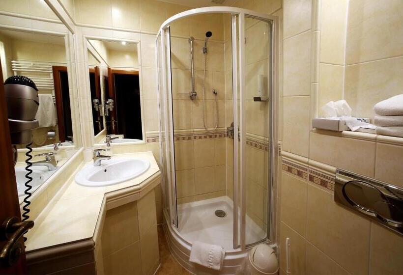 标准三人间, Roudna