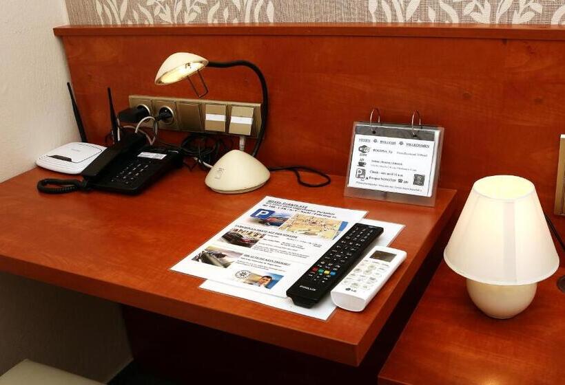 带阳台的三人标准间, Roudna