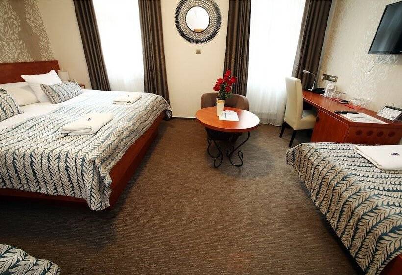 标准三人间, Roudna