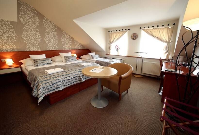 标准三人间, Roudna