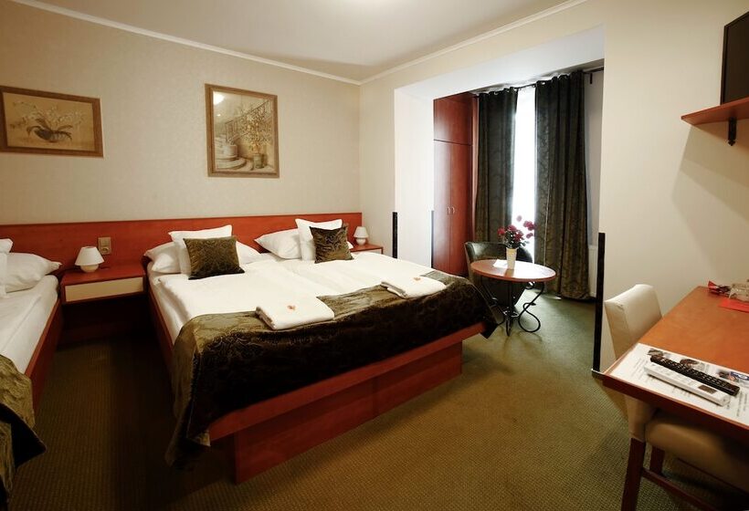 标准三人间, Roudna