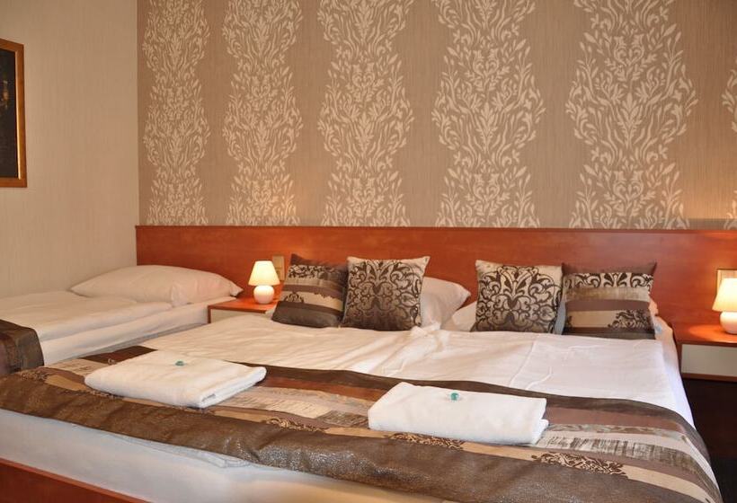 标准三人间, Roudna