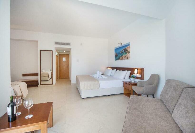 חדר משפחתי נוף לבריכה, Avlida